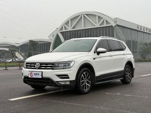 Volkswagen Tiguan L 2018 Бензин