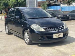 Nissan  Tiida 2011 Бензин