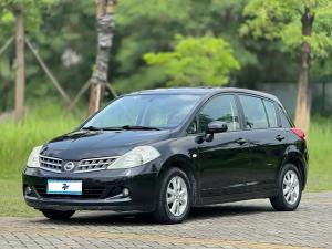 Nissan  Tiida 2011 Бензин