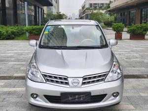 Nissan  Tiida 2009 Бензин