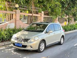 Nissan  Tiida 2010 Бензин