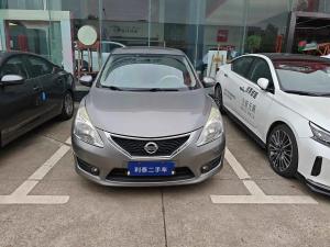 Nissan  Tiida 2013 Бензин