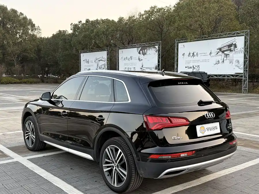 Audi Q5L 2021 Бензин