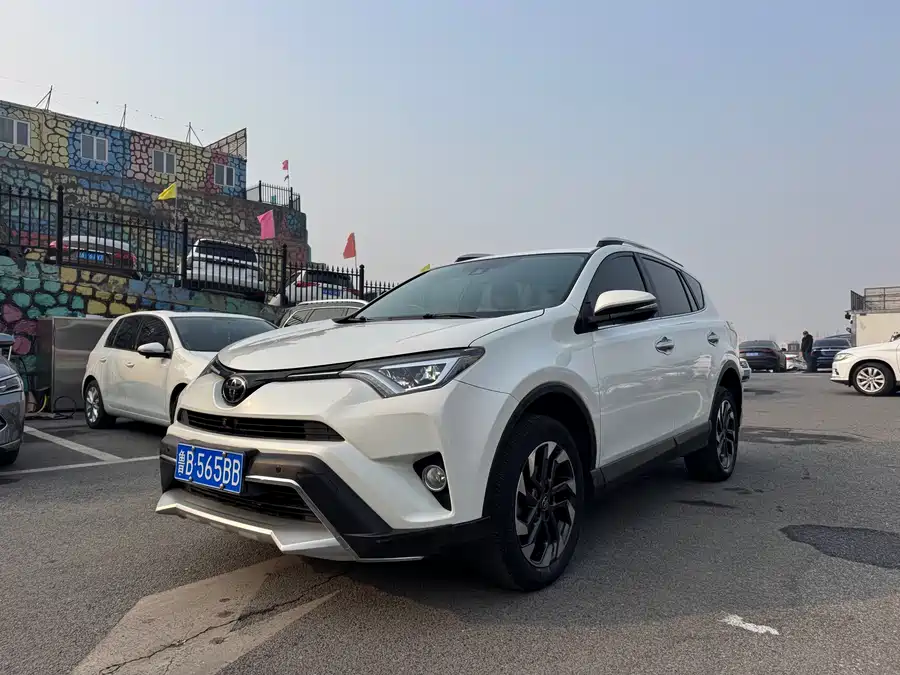 Toyota RAV4 2018 Бензин