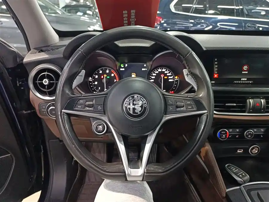 Alfa Romeo Stelvio 2017 Бензин