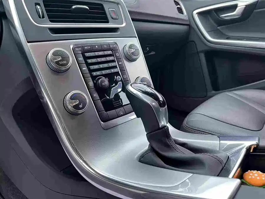 Volvo V60 2018 Бензин