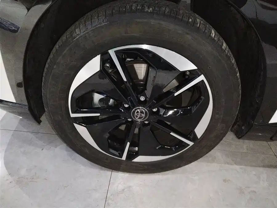 Toyota Platinum 3X 2025 Электрический