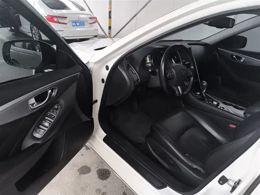 Infiniti Q50L 2017 Бензин