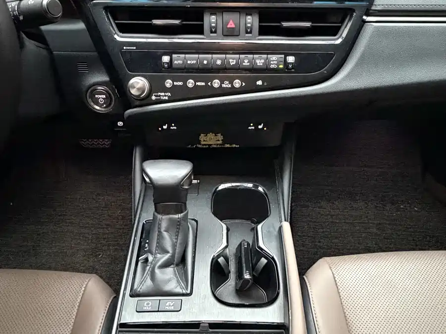 Lexus ES 2024 Гибрид