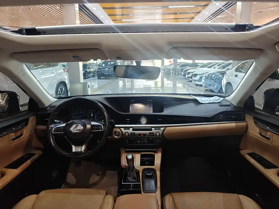 Lexus ES 2018 Бензин