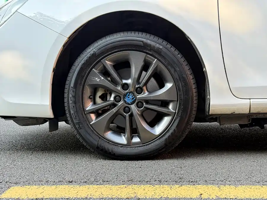 BYD Qin EV 2018 Подключаемый гибрид