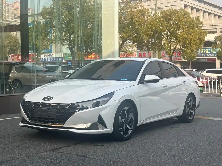 Hyundai Elantra 2022 Бензин