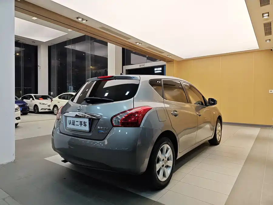 Nissan  Tiida 2013 Бензин