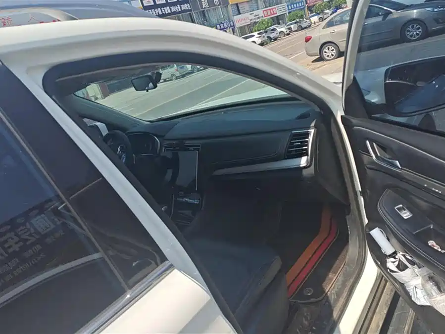 Roewe RX8 2023 Бензин