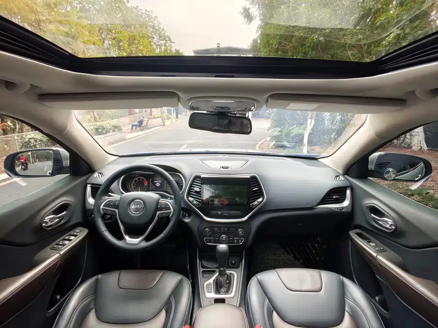 Jeep Cherokee 2016 Бензин