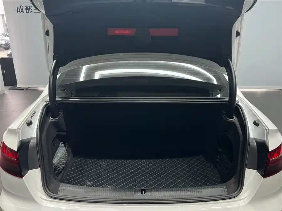 Audi A4L 2023 Бензин