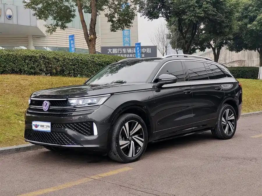 Volkswagen Tavendor 2023 Бензин