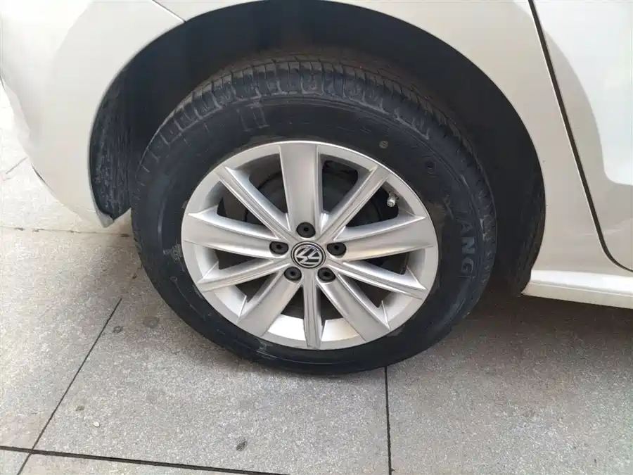 Volkswagen Polo 2015 Бензин