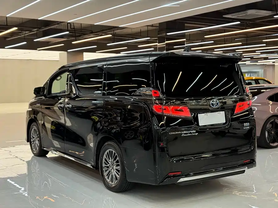 Toyota Vellfire 2023 Гибрид