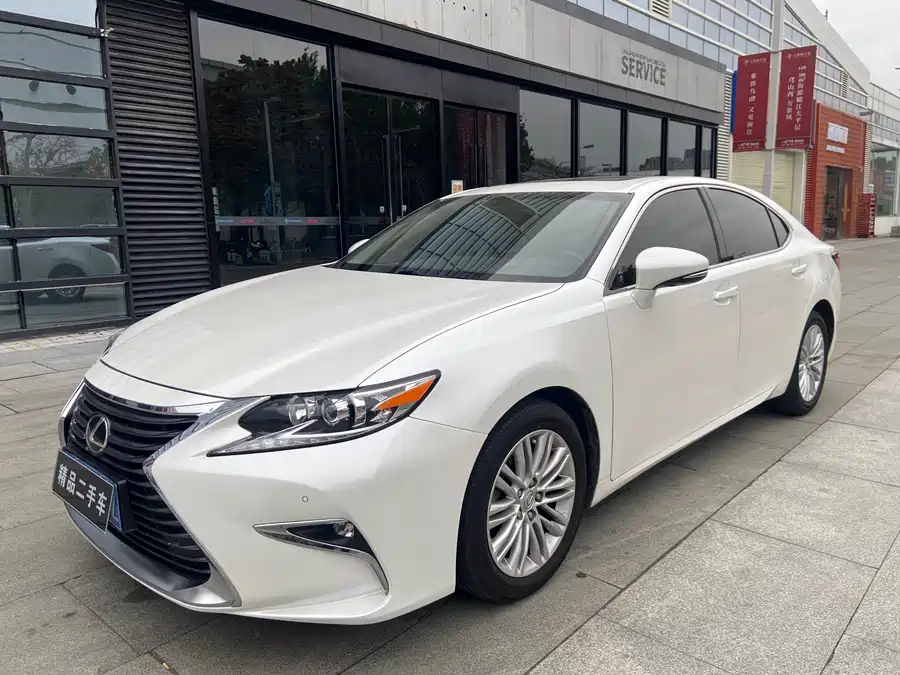 Lexus ES 2017 Бензин