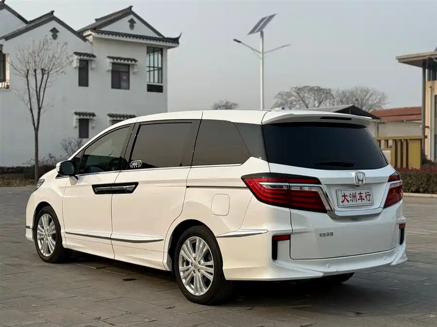 Honda Elysion 2018 Бензин