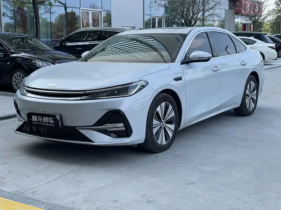 Geely Galaxy  2025 Подключаемый гибрид