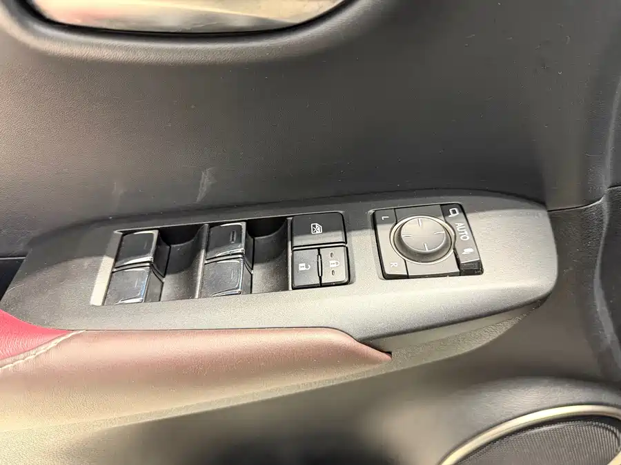 Lexus NX 2018 Бензин