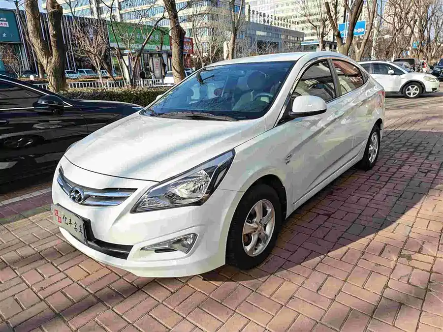 Hyundai Reina 2017 Бензин