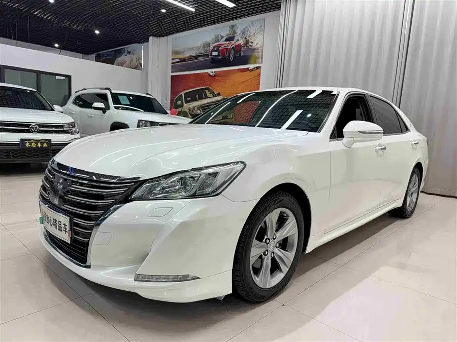 Toyota Crown 2016 Бензин