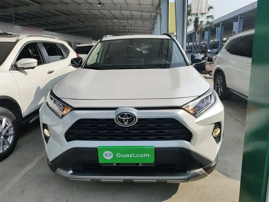 Toyota RAV4 2023 Бензин