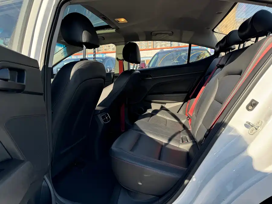 Hyundai Elantra 2016 Бензин