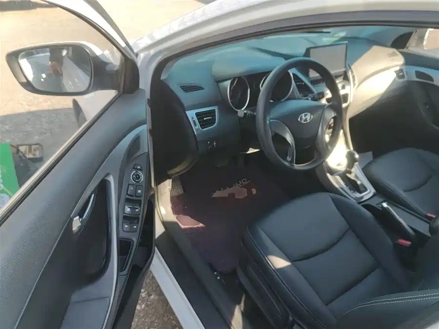 Hyundai Elantra 2015 Бензин