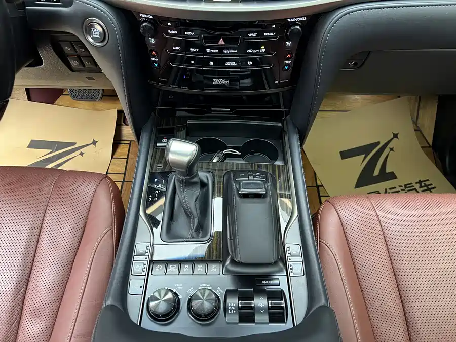 Lexus LX 2022 Бензин