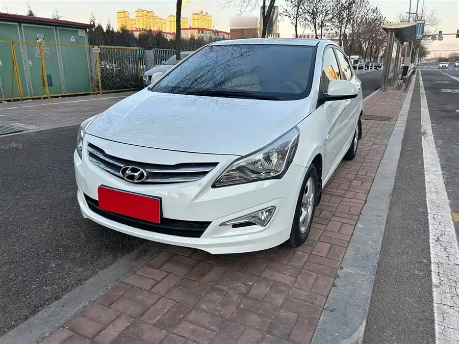 Hyundai Reina 2015 Бензин