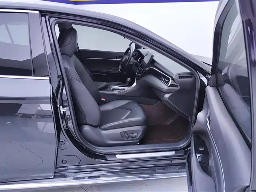 Toyota Camry 2023 Бензин