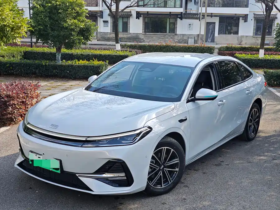 Geely Galaxy  2025 Подключаемый гибрид