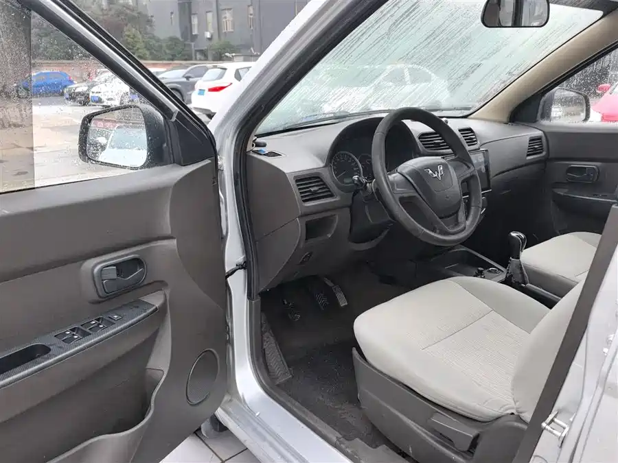 Wuling Hongguang 2016 Бензин