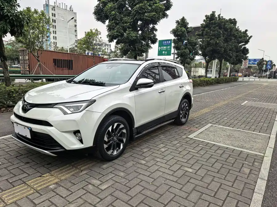 Toyota RAV4 2018 Бензин