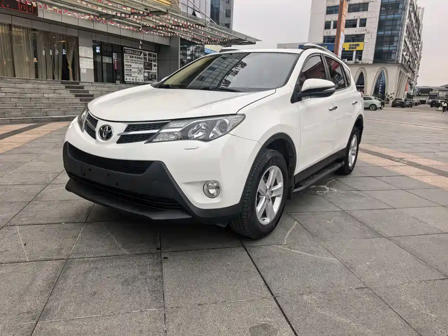 Toyota RAV4 2015 Бензин