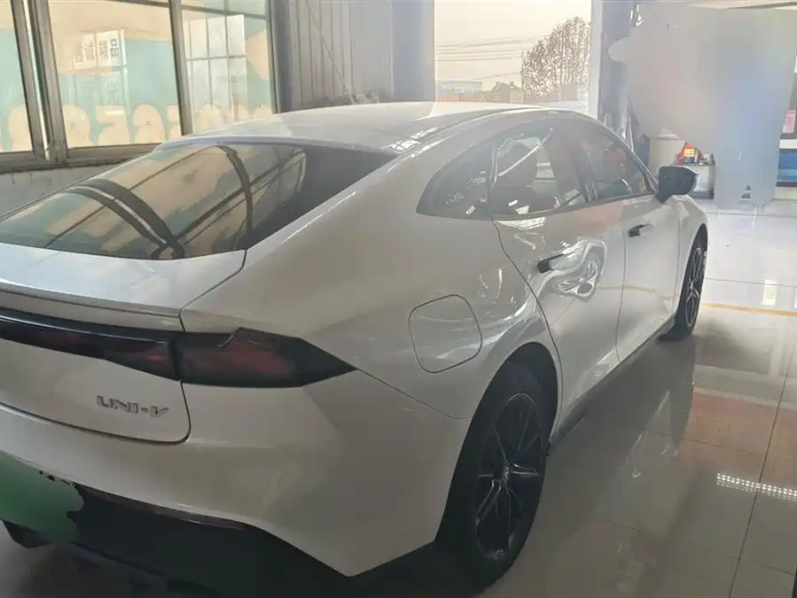 Changan UNI-V iDD 2024 Подключаемый гибрид