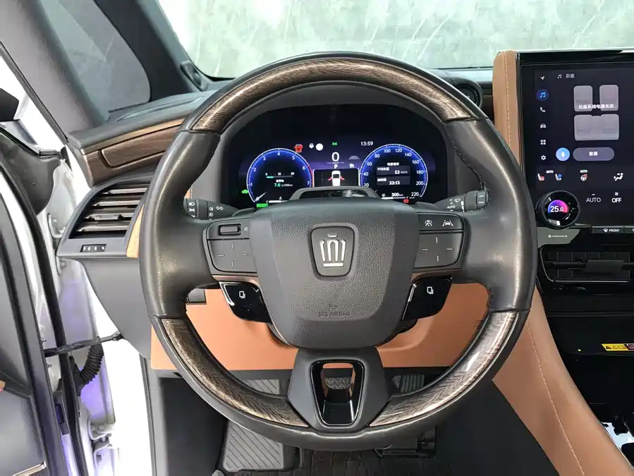 Toyota Vellfire 2023 Гибрид