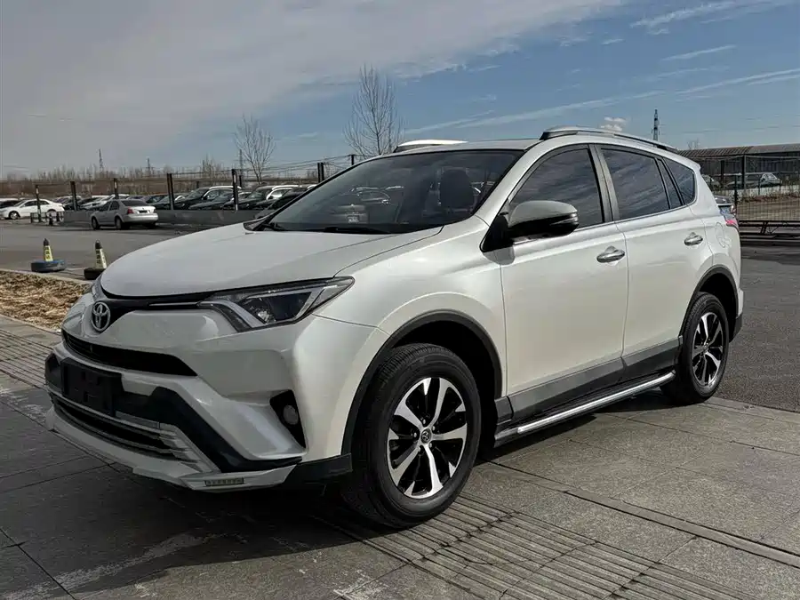 Toyota RAV4 2017 Бензин