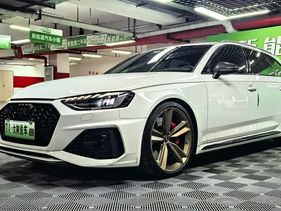 Audi RS 4 2022 Бензин