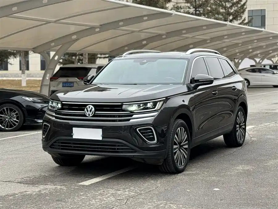 Volkswagen Tavendor 2024 Бензин