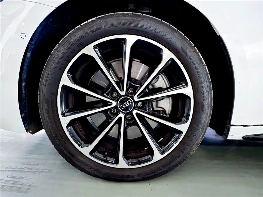 Audi  2025 Бензин