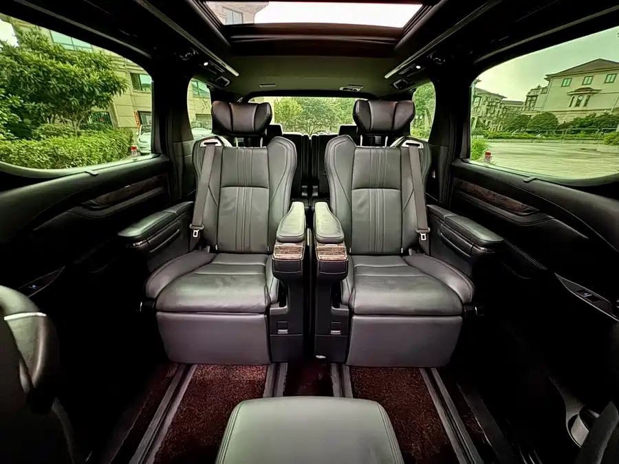 Toyota Vellfire 2023 Гибрид