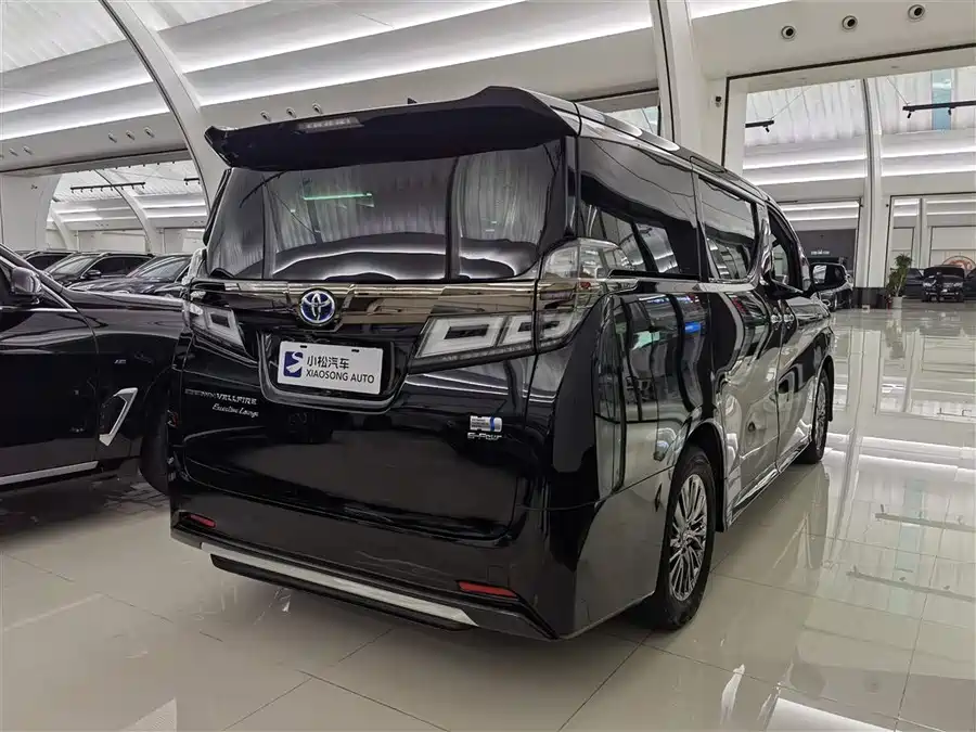Toyota Vellfire 2023 Гибрид